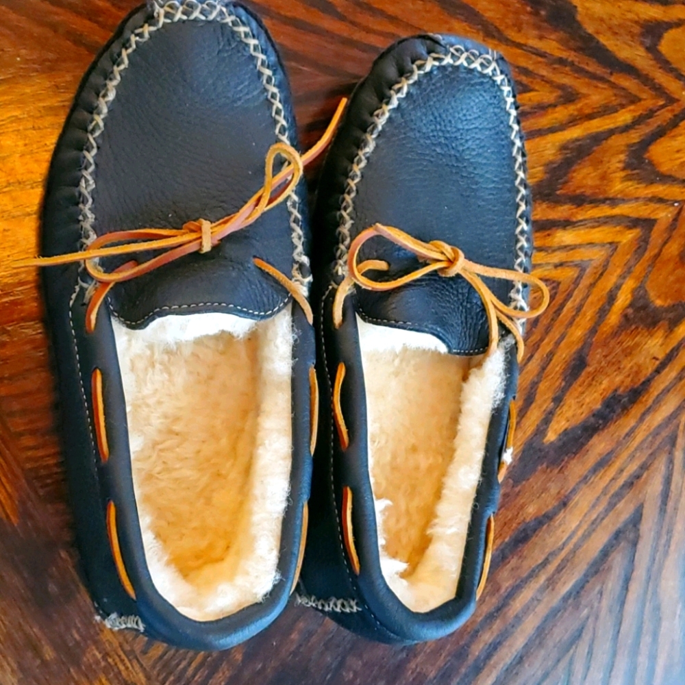 Minnetonka Sheepskin Moose Slippers